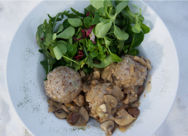 Buchweizen-Dinkelgrieß Knödel auf Pilzsauce