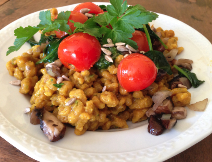 Bärlauch-Spätzle mit Spinat und Cocktailtomaten