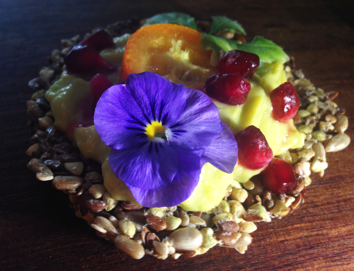 Buchweizen-Saaten Cracker mit Avocado - Orangencreme