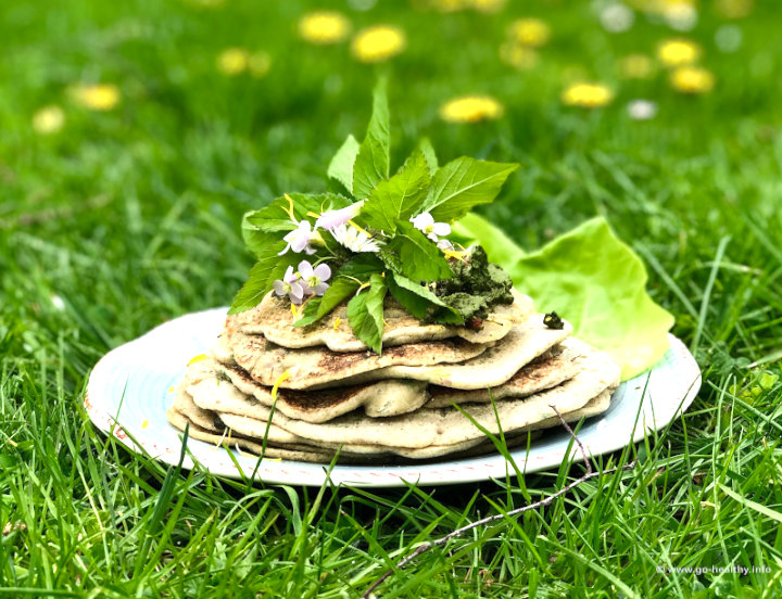 Wildkräuterpfannkuchen mit Giersch-Pesto