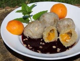 Vegane Aprikosenknödel mit Holundersoße