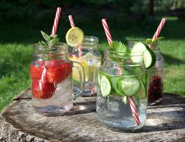 Der Sommer im Glas - fruchtig frisches Wasser 