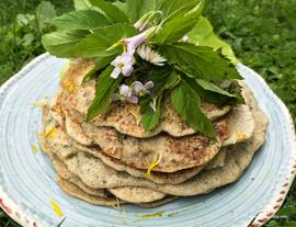 Wildkräuterpfannkuchen mit Giersch-Pesto